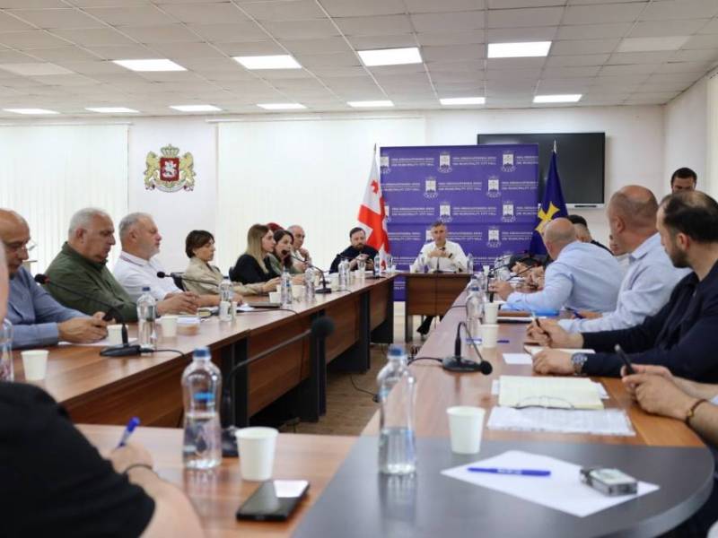 რაჭა-ლეჩხუმისა და ქვემო სვანეთის სახელმწიფო რწმუნებულის, პაპუნა მარგველიძის ხელმძღვანელობით, რეგიონში შემავალი მუნიციპალიტეტების მერებთან და საკრებულოს თავმჯდომარეებთან სამუშაო შეხვედრა გაიმართა